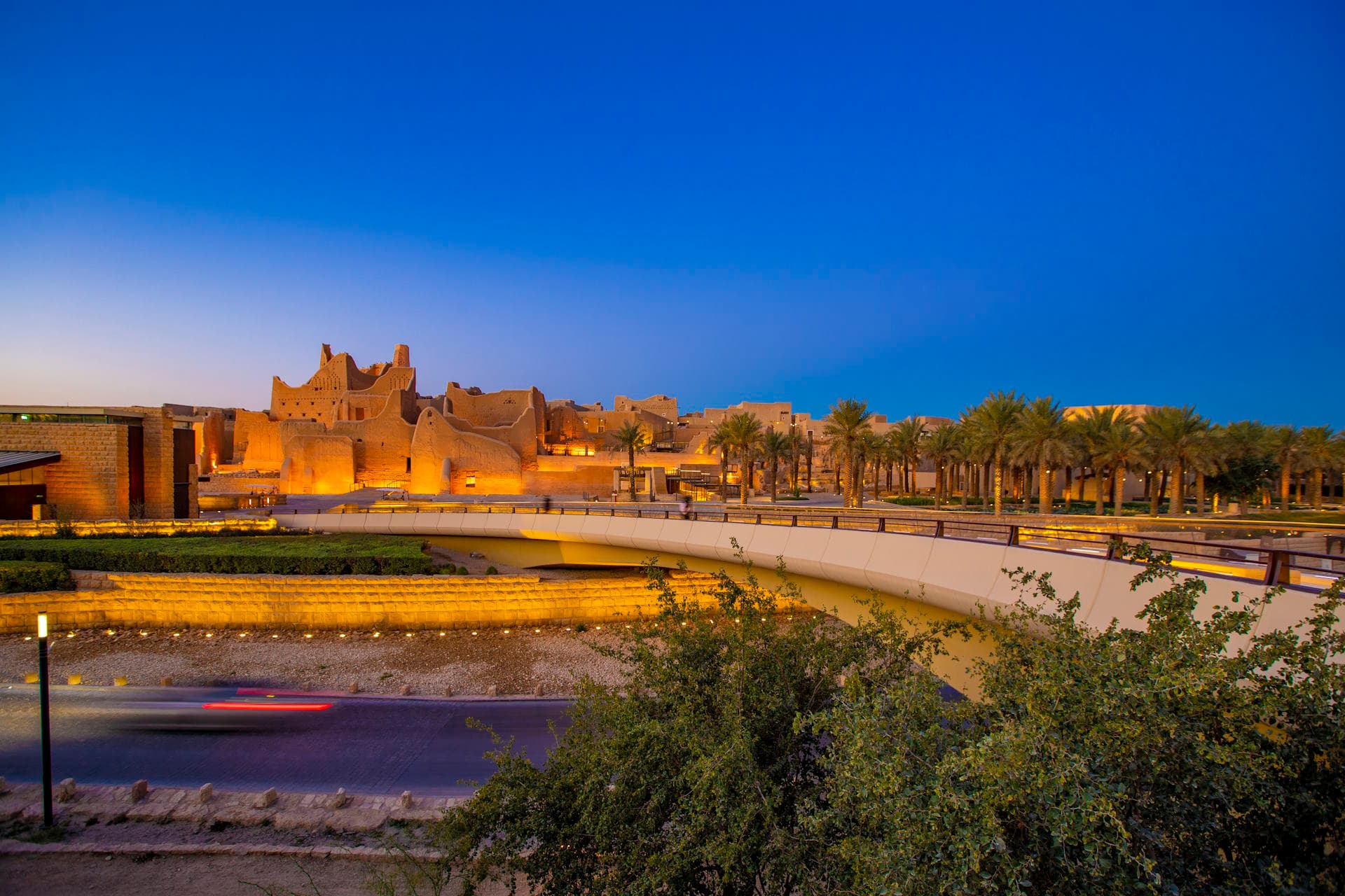 A tour of the Al-Tarif neighborhood and Al-Bajiri overlook, including entrance tickets.