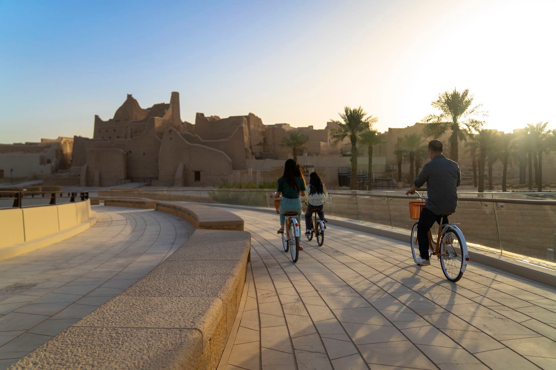 A tour of the Al-Tarif neighborhood and Al-Bajiri overlook, including entrance tickets.